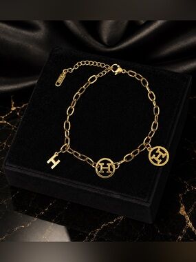 18K Gold Signature H Charm Link Chain Bracelet